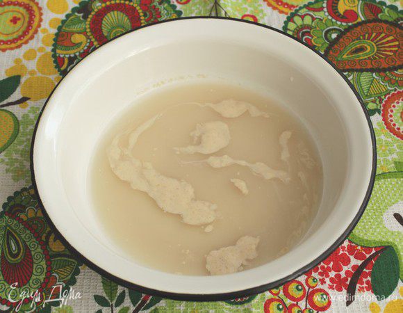 В теплую воду добавить дрожжи, сахар.