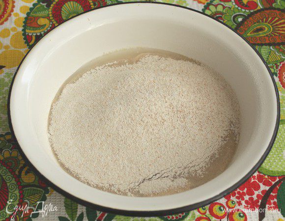 Просеять ржаную муку, перемешать.