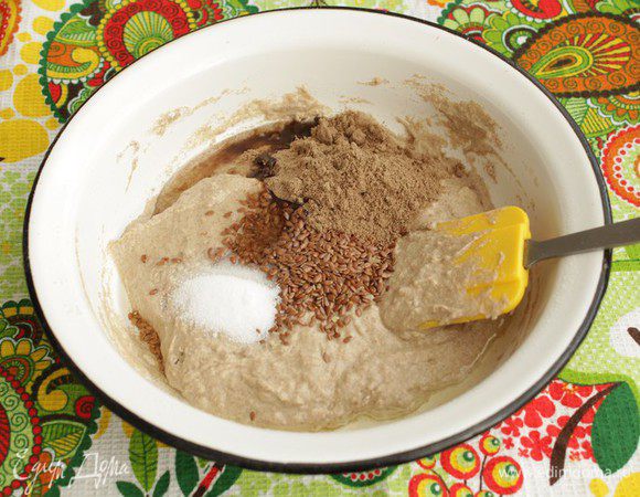 Добавить растительное масло, соль, семя льна, льняную муку (если ее нет, можно добавить отруби). 