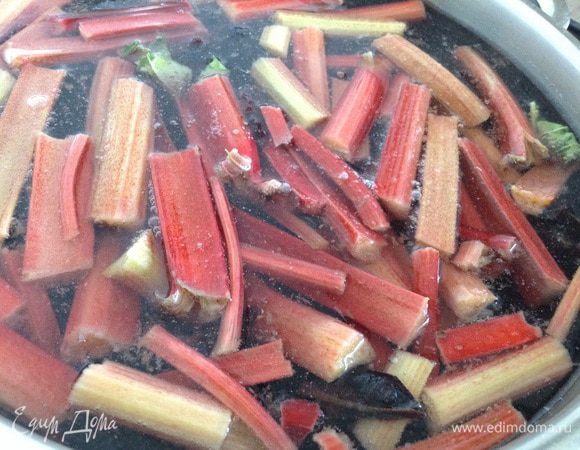 Поставить на огонь, дать закипеть, снять с огня и остудить.