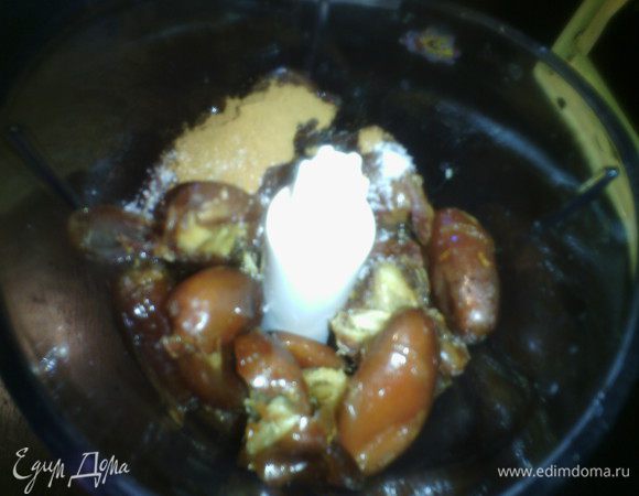 Переложить все в блендер, добавить все ингредиенты и взбить до пюреобразной массы. 