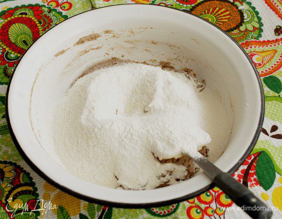 Пшеничную муку (мне понадобилось немного меньше). 