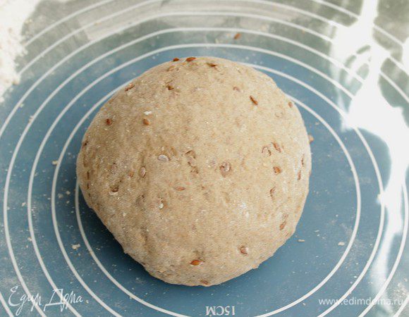 Замесите тесто, дайте ему отдохнуть мин 15, затем сделайте второй замес, тесто выглядит довольно плотным, но при нажатии должно быть мягким.


