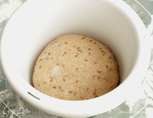 За время брожения (1 час) тесто хорошенько поднимется, станет воздушным и пышным.