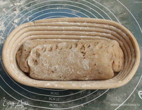 Уложите хлеб в расстоечную форму швом вверх.