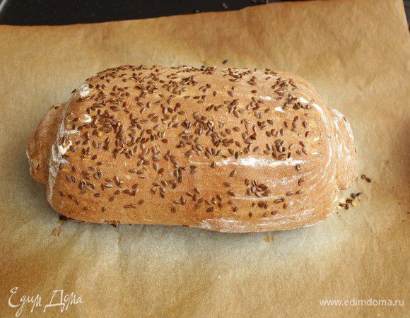 Первые 10 минут пеките хлеб с паром (поставьте на дно миску с кипятком). Затем пар стоит убрать, а температуру снизить до 200 градусов и печь до румяного цвета.