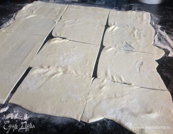 Духовку разогрейте до 180 градусов. Тонко раскатайте тесто и разрежьте на 12 частей.