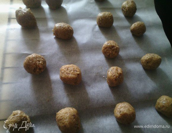 Сделать шарики с грецкий орех выпекать в заранее разогретой духовке 160 ° 12 минут. 