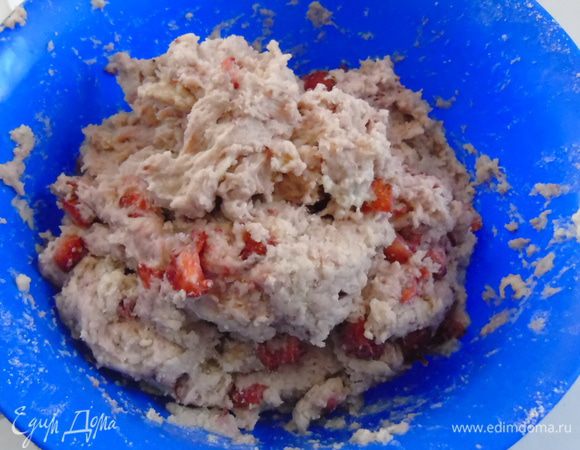 Постепенно добавлять кефир (можно заменить молоком). Замесить тесто.