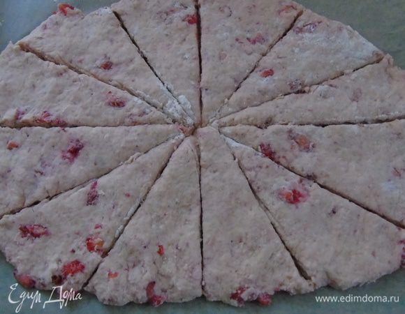 Раскатать в круг и порезать на сегменты.