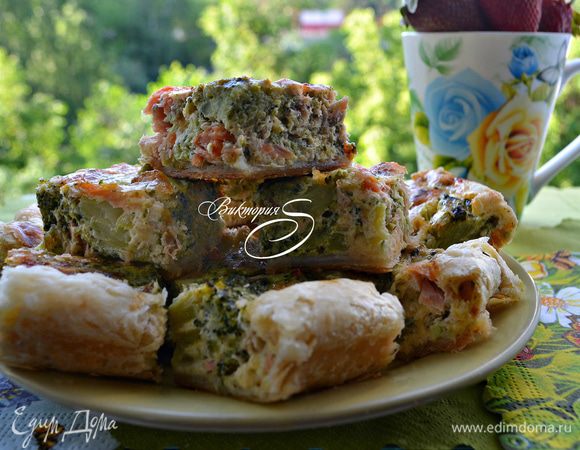 Готовому пирогу дать немного остыть, вынуть из формы и нарезать на порционные кусочки. Позволить полностью остыть пирогу вы всё-равно не сможете, т.к. обязательно захочется его попробовать. Но поскольку порция большая, то, надеюсь, что и до пикника вы его всё-таки донесёте!! Хорошей вам погоды и вкусного веселого пикника! 