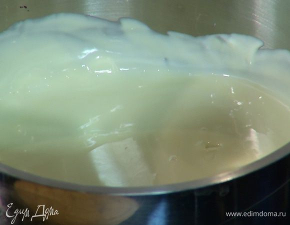 Белый шоколад растопить на водяной бане.