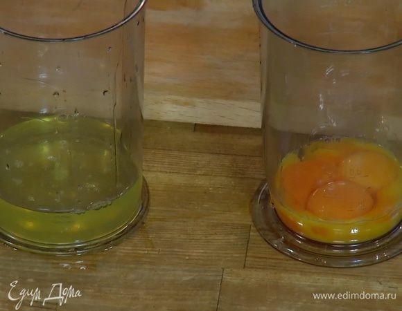 Желтки отделить от белков.