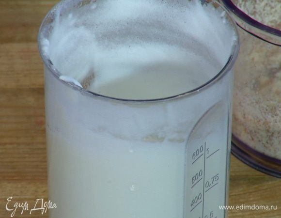 Белки охладить и взбить блендером с насадкой-венчиком в пышную, воздушную массу.