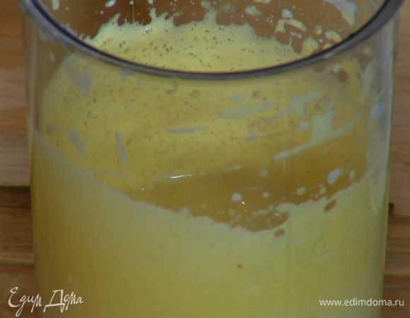 Желтки соединить с сахаром, влить ванильный экстракт и взбить все в светлую, пышную массу.