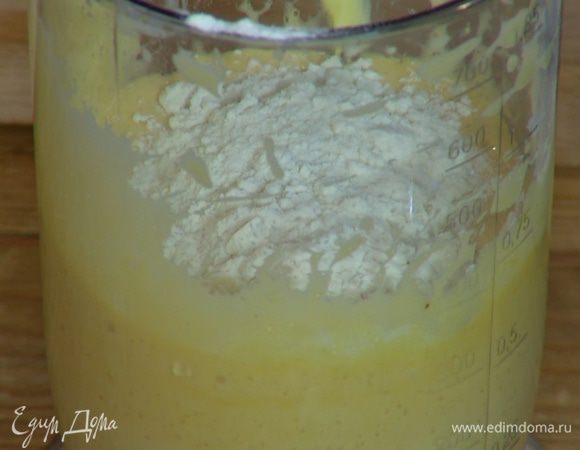 К желткам с сахаром добавить 100 г предварительно размягченного сливочного масла, всыпать муку и на невысокой скорости слегка взбить блендером с насадкой-венчиком.