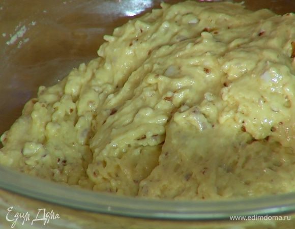 В глубокой посуде перемешать измельченный миндаль с желтковой массой, затем добавить слегка остывший растопленный шоколад и еще раз перемешать.