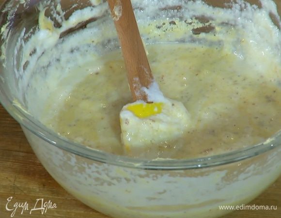 Взбитые белки в два приема вмешать в миндальное тесто.