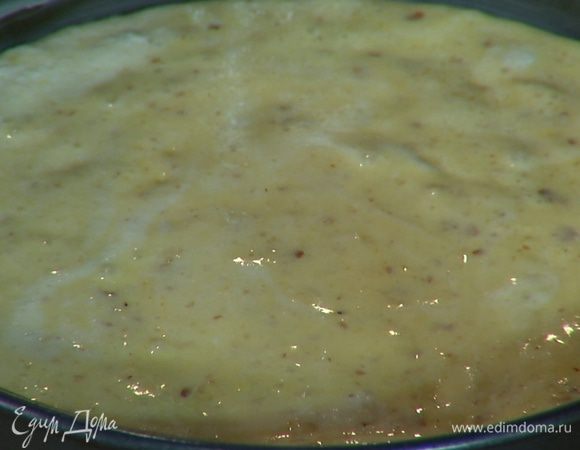 Небольшую разъемную форму для выпечки смазать оставшимся сливочным маслом и выложить тесто.
