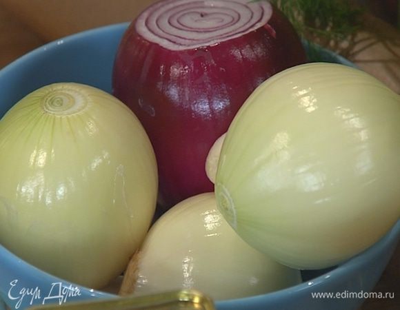 Лук почистить и порубить очень мелко.