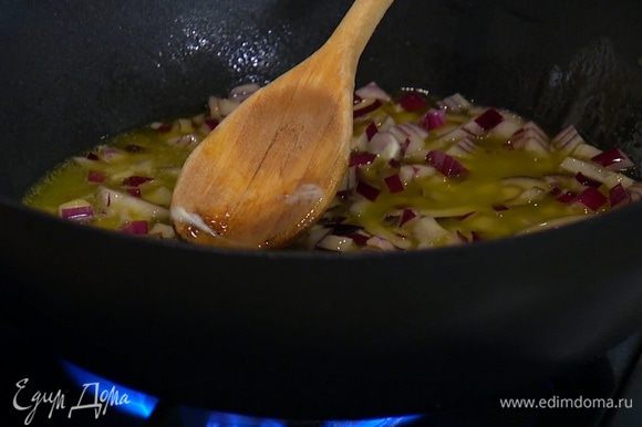 Разогреть в глубокой тяжелой сковороде оливковое масло и 1 ст. ложку сливочного масла и обжарить лук до прозрачности.
