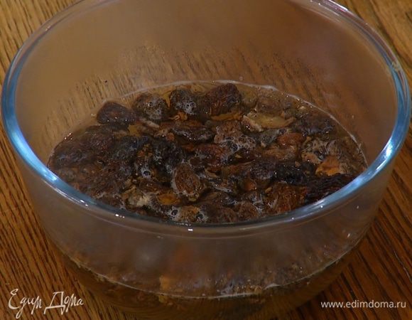 Сморчки залить кипятком и дать им набухнуть.