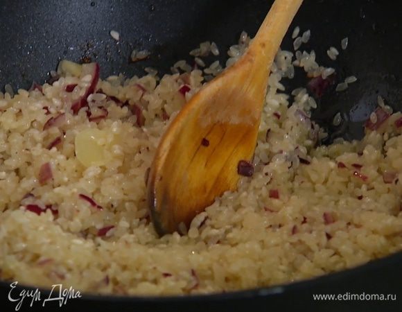 Влить херес, все перемешать и прогревать, пока алкоголь не выпарится.