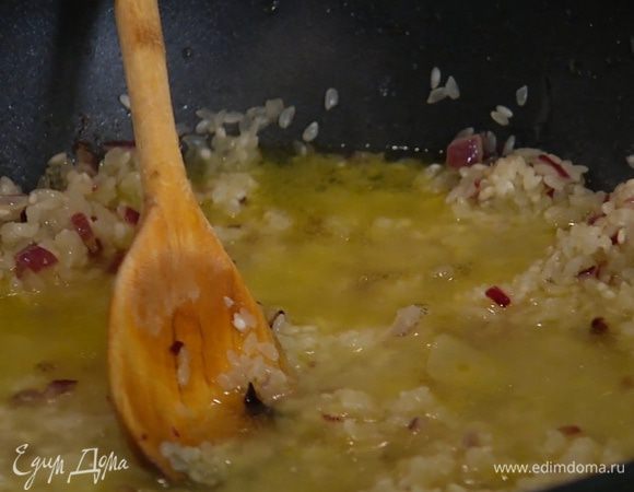 По одному половнику добавлять горячий бульон, время от времени помешивая кашу — рис не должен плавать в жидкости, но не должен и превращаться в плотный ком.