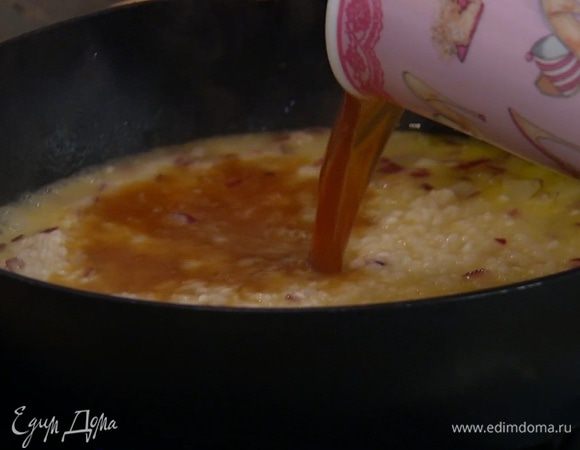 Слить жидкость, в которой замачивались сморчки, и через самое мелкое сито влить ее в сковороду с рисом.