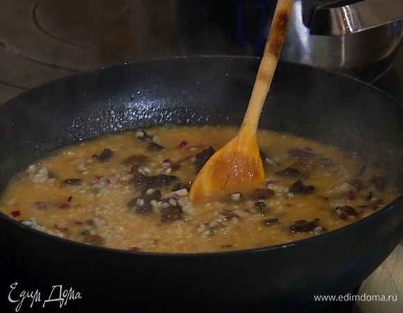 За несколько минут до готовности рис посолить, добавить грибы (резать их не обязательно).