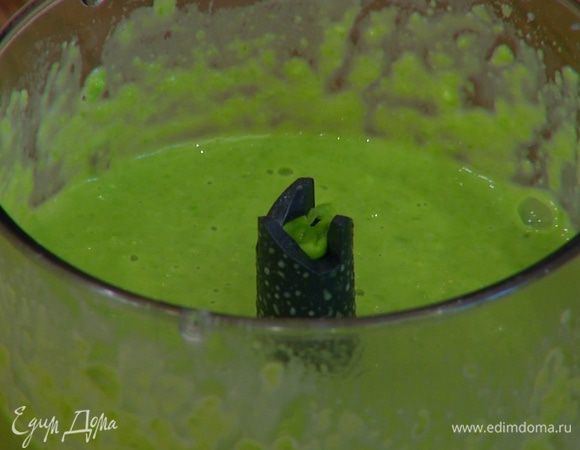 Бланшированный горошек поместить в чашу блендера, влить 1 половник бульона и сливки, посолить и взбить в гладкую массу.