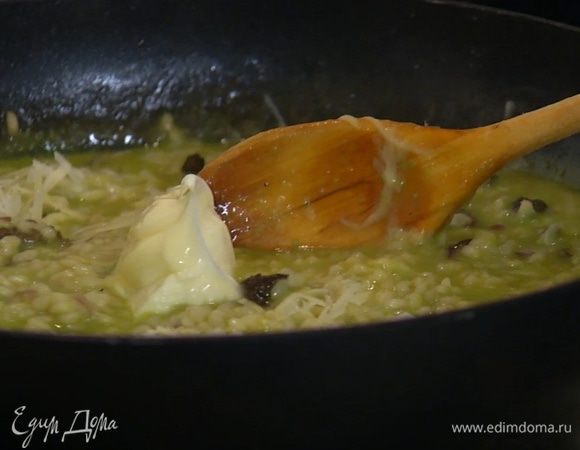 Сыр натереть на мелкой терке, выложить в кашу, добавить оставшееся сливочное масло и все перемешать.