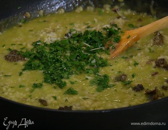 Листья петрушки мелко порубить, посыпать кашу, еще раз перемешать и выключить огонь.