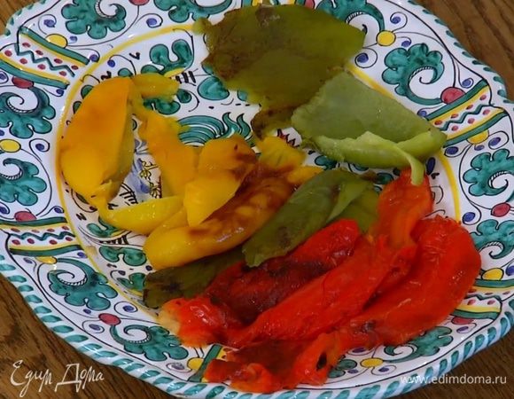 Сладкий перец запечь под грилем, затем поместить в кастрюлю, накрыть крышкой и дать перцу пропотеть, затем очистить от кожицы и семян и нарезать небольшими кусочками.