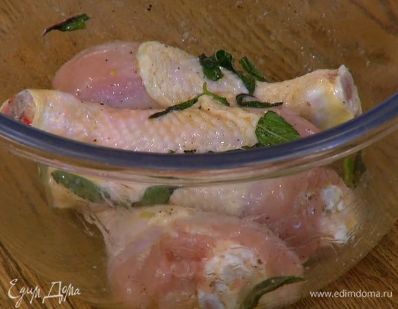 В глубокую посуду всыпать щепотку соли, влить 1–2 ст. ложки оливкового масла, добавить порванные руками листья мяты, выложить куриные ножки и все перемешать.