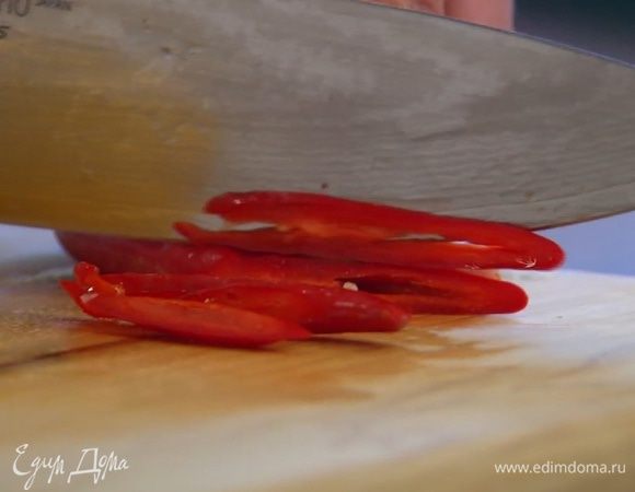 Перец чили порезать тонкими кольцами.