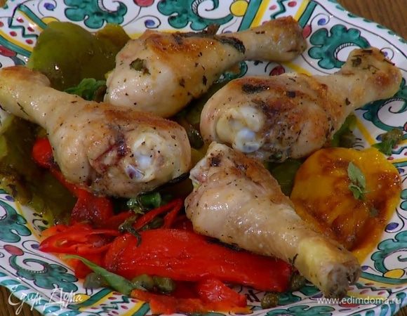 Нарезанный сладкий перец разложить на большом блюде, посыпать каперсами, измельченными руками листьями базилика, сбрызнуть лимонным соком, выложить перец чили, полить все оставшимся оливковым маслом, посолить и перемешать. Сверху поместить обжаренные куриные ножки и подавать.