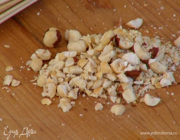 Фундук измельчить в крошку.