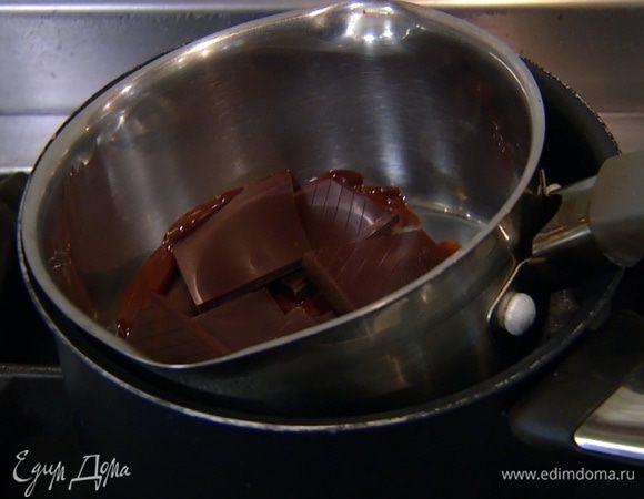 Белый и черный шоколад по отдельности растопить на водяной бане.