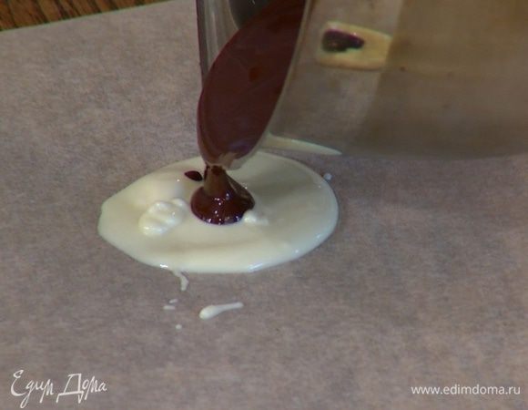 На бумагу для выпечки вылить шоколад небольшими кружками, разровнять их и налить в центр каждого кружка понемногу шоколада другого цвета.