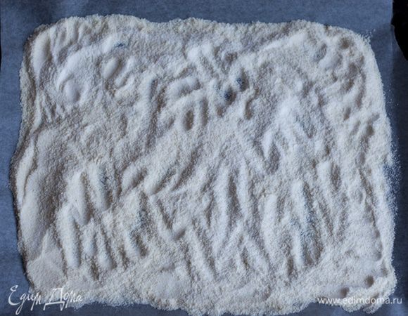  Просеиваем миндальную муку с сахарной пудрой. Выкладываем на противень и отправляем в духовку на 5 минут. Духовка разогрета на 150С. Затем просеиваем еще раз. Просеиваем сразу в ту миску, где будем замешивать основу для макаронс.