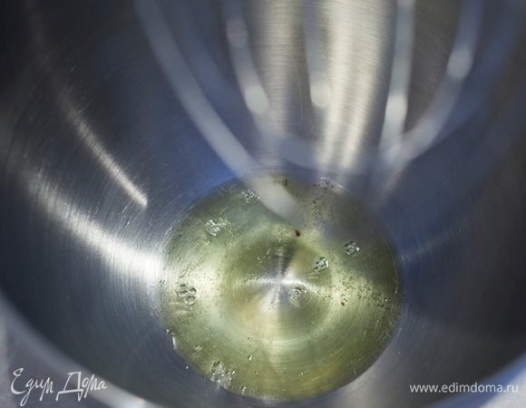  Далее в миску для взбивания добавлеям одну порцию белка (первые 55 г). Убираем пока в строну. 