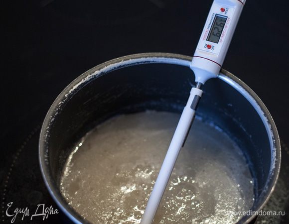 В ковшик добавляем воду, сахар и варим сироп. Варим до температуры 118С. Когда температура подходит к этому значению, начинаем взбивать на средней скорости белок с винным камнем до образования пены. Затем увеличиваем скорость и тонкой струйкой добавляем сироп. Взбиваем до устойчивых пиков (если перевернуть миску, белковая масса не будет течь и двигаться). 