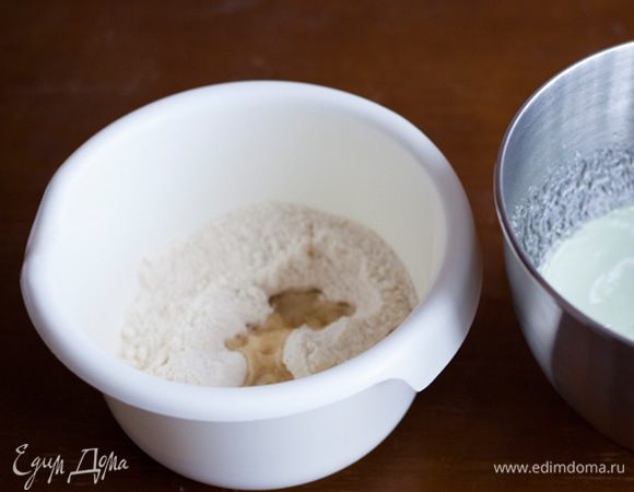 В миску с мукой и пудрой добавить вторую порцию белка и перемешать.