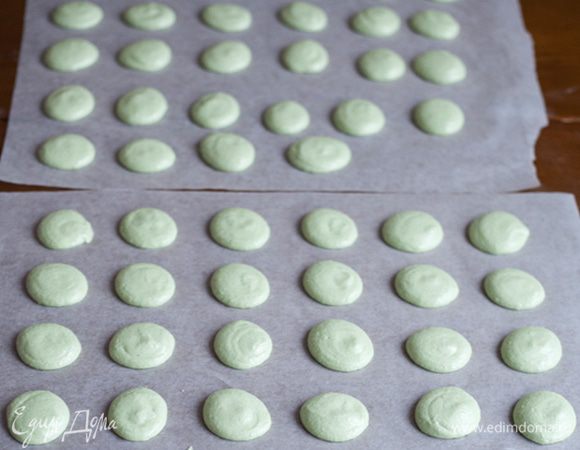 Отсадить на пекарскую бумагу кружочки диаметром 3-4 см. Оставить подсыхать на 1 час. Если за это время они не покроются корочкой, то разогрейте духовку до 60С, поставьте их туда на 5 минут и достаньте.