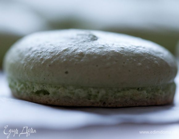 Разогрейте духовку до 200С. Поставьте туда противень и сразу выключите духовку, оставьте так макаронс на 6 минут. Затем включите духовку на 160С и оставьте еще на 6 минут. Если макаронс легко отходят от бумаги, значит они готовы. Достаньте их, оставьте на 2 минуты, а затем снимите с бумаги. Оставьте до полного остывания.