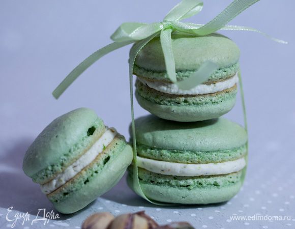 Для крема растопить шоколад на водяной бане, добавить фисташковую пасту, размешать до однородности. Добавить тонкой струйкой теплые сливки, тщательно вымешать. Накрыть пленкой и убрать на ночь в холодильник. 

Достать крем и взбить его как обычные жирные сливки.

С помощью кондитерского мешка отсадить крем на половинки макаронс, соединить и убрать их на ночь в холодильник.