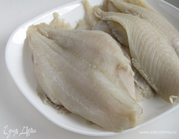 Рыбное филе разморозить. Замороженная рыба обычно содержит много воды. Чтобы рыбный фарш не получился слишком жидким, нужно убрать лишнюю влагу, хорошо промокнув рыбу бумажными полотенцами.