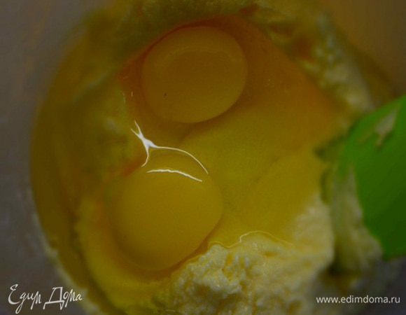 Растереть масло с сахаром и ванильным сахаром. Добавить яйца, хорошо перемешать.