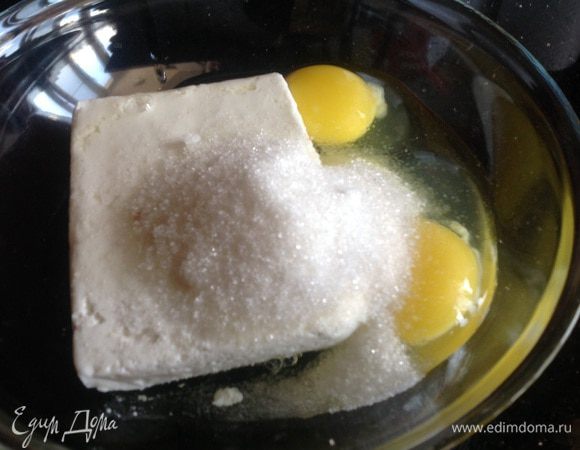Смешайте в миске творог, яйца и сахар...